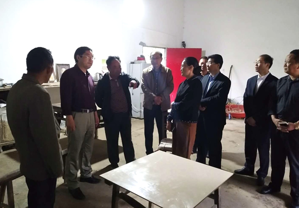 走訪貧困戶 (2).jpg 走訪貧困戶 (2).jpg