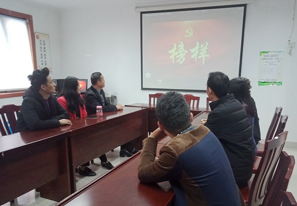 定遠(yuǎn)太倉(cāng)流動(dòng)黨委收看榜樣_副本.jpg