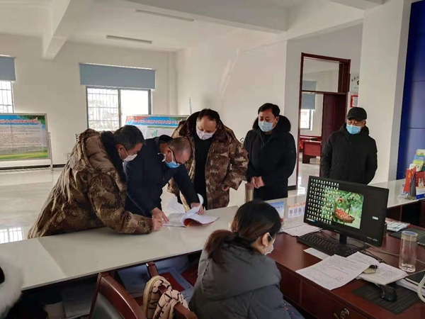 認(rèn)真查看拂曉鄉(xiāng)廟孫村疫情防控臺(tái)賬建立情況_副本.jpg