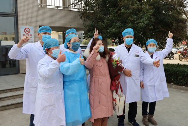 定遠縣總醫院人才專家鄧正江團隊治愈全市首例新冠肺炎患者.jpg