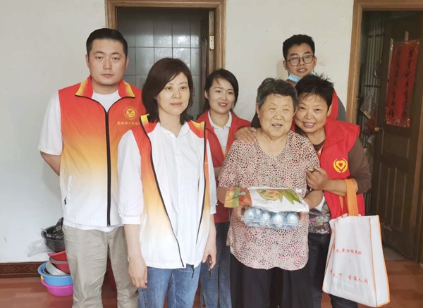 “濃情端午，愛(ài)老助老”—定城鎮(zhèn)人民路社區(qū)新時(shí)代文明實(shí)踐站慰問(wèn)孤寡老人2.jpg