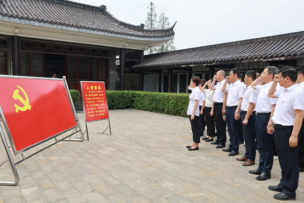 七一將近，定遠縣紀委監委機關組織黨員干部赴天長開展“傳承革命傳統 永葆清廉本色”主題黨日活動。縣委常委、縣紀委書記、縣監委代主任韓淑君帶領委班子成員和各支部黨員參加活動。 圖2：圖為重溫入黨誓詞.jpg